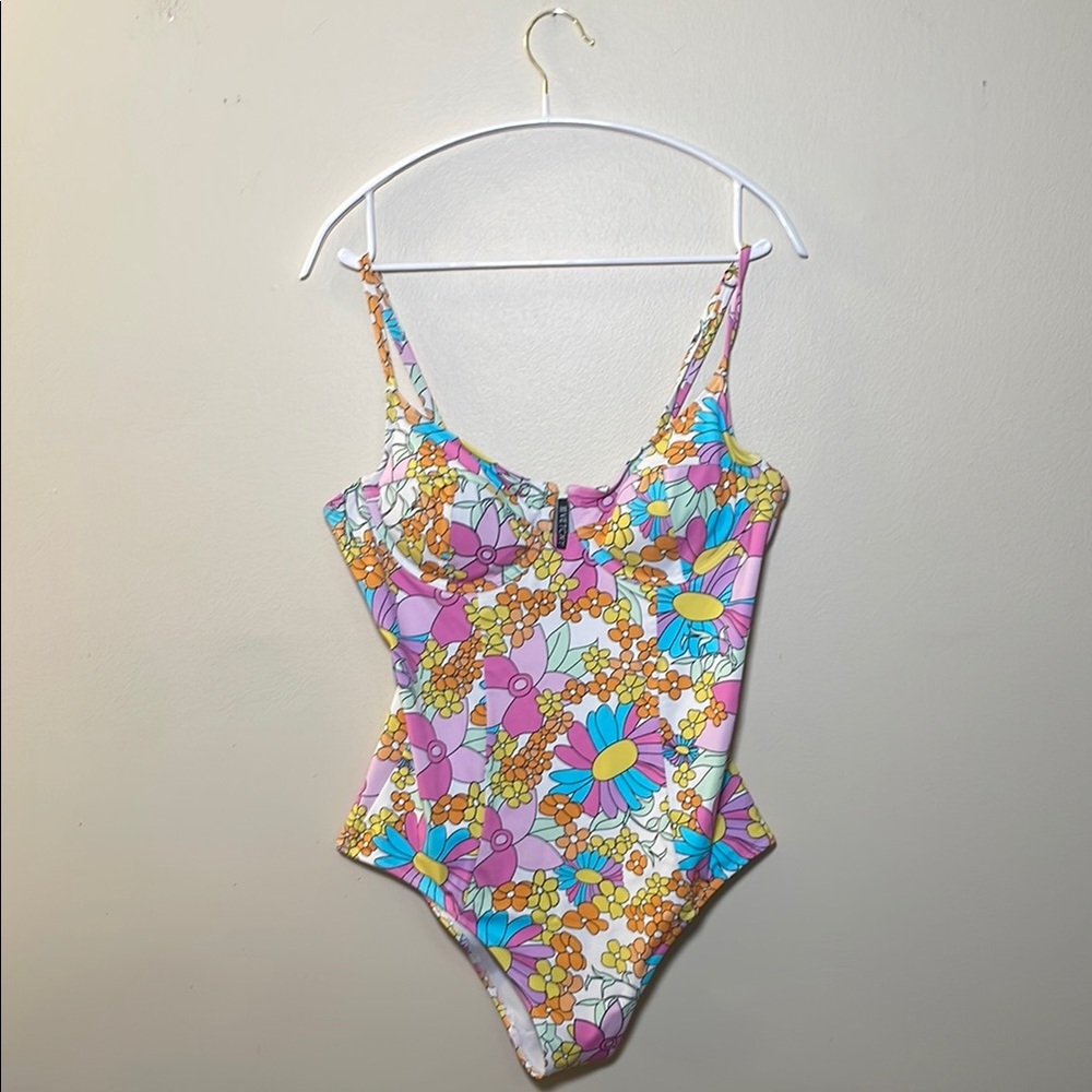VETCHY Montego Underwire Floral Swimsuit - with Removable Belt - Picture 5 of 14